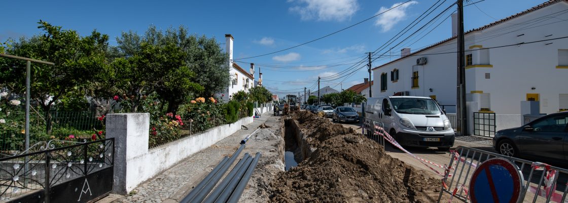 (Português) A remodelação das redes de água e saneamento dos Canaviais já começou