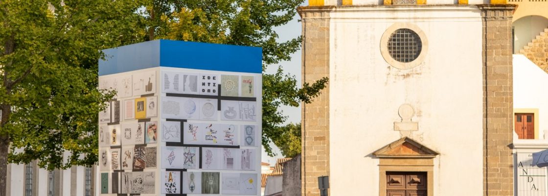 Mural de poesia visual e fotografia na Praça de Sertório é uma iniciativa da segunda edição ...