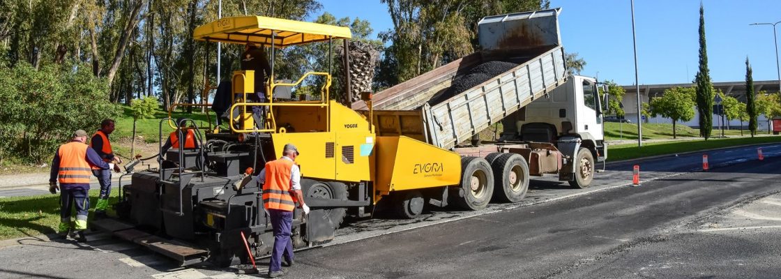 Obras de pavimentação na Av. Túlio Espanca suspensas por falta de fornecimento de materiais