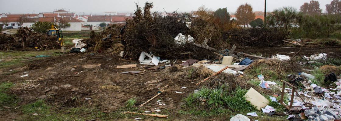 Serviços Municipais removem lixeira de grandes proporções em S. Manços