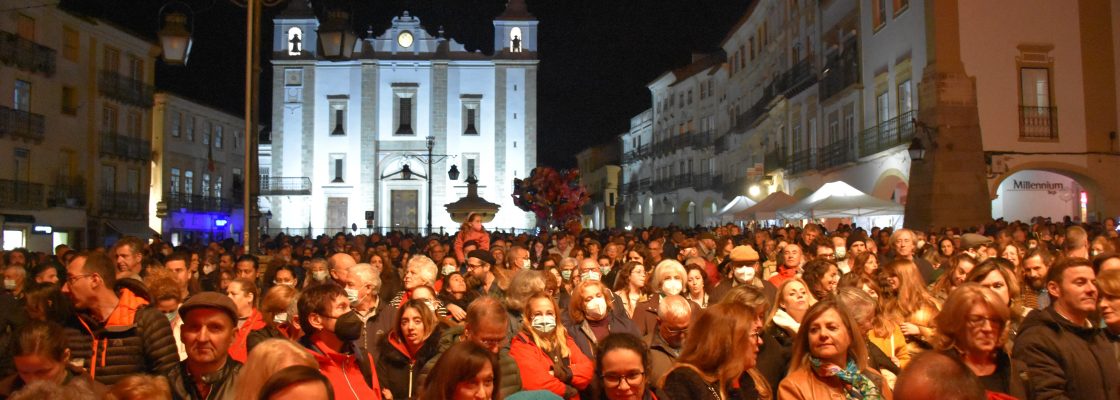 Comemorações do 25 de Abril: Praça de Giraldo encheu com espetáculo de Camané e participaç�...