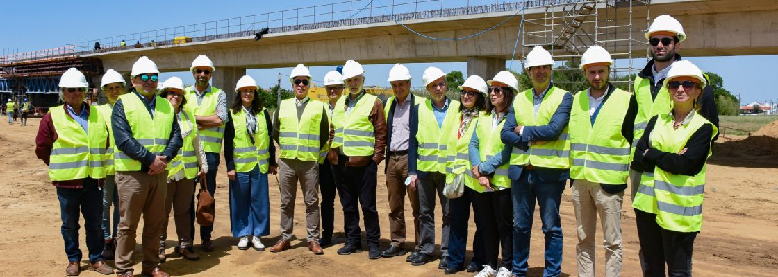 EXECUTIVO E DEPUTADOS MUNICIPAIS VISITAM AS OBRAS DA LIGAÇÃO FERROVIÁRIA “ÉVORA – ÉVORA ...