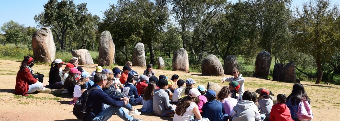(Português) Aula de sensibilização para a educação patrimonial nos Almendres