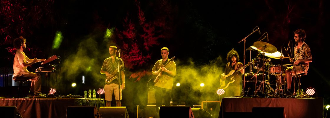 (Português) Artes à Rua 2022 Sábado 30/07 – NO SÁBADO À NOITE ÉVORA FOI AO JARDIM