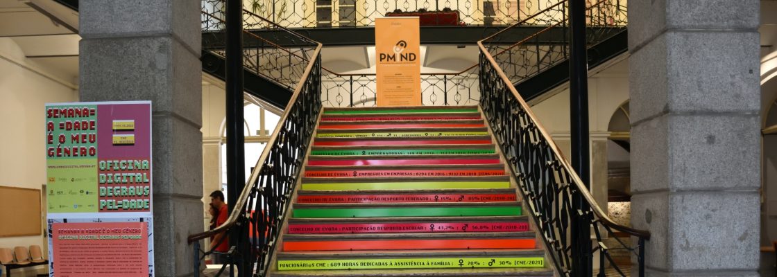 (Português) Campanha “Degraus para a Igualdade” exposta no Edifício dos Paços do Concelho
