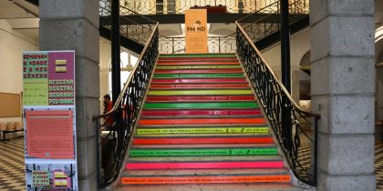 (Português) Campanha “Degraus para a Igualdade” exposta no Edifício dos Paços do Concelho