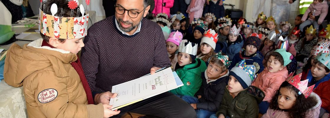 (Português) Sorteio e entrega de certificados do concurso Árvores de Natal Recicladas
