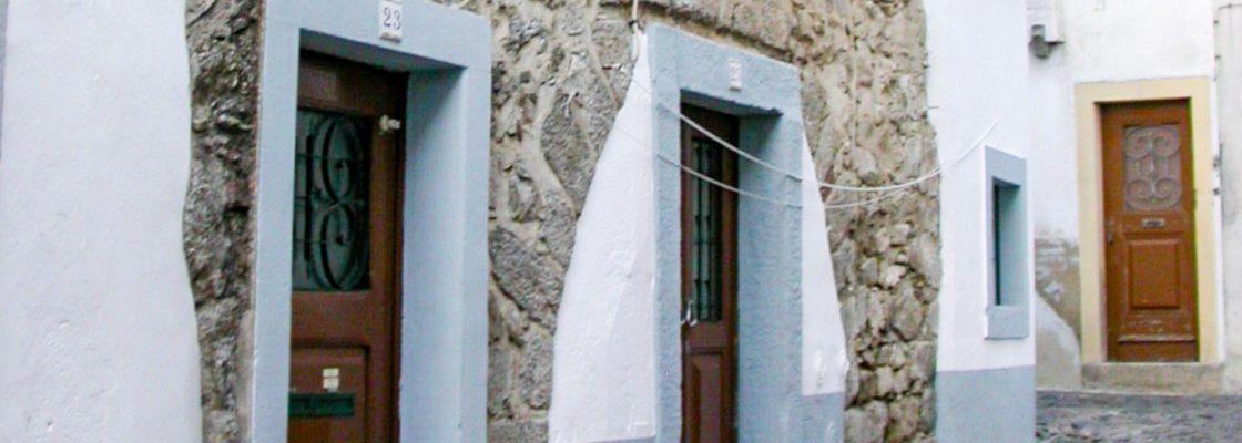 Ao abrigo do Programa Casa Caiada CÂMARA MUNICIPAL DE ÉVORA SUBSIDIA PINTURA DE EDIFÍCIOS NO C...