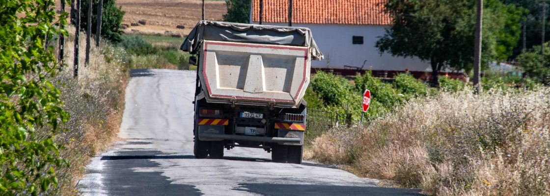 CÂMARA MUNICIPAL DE ÉVORA PROCEDE A NOVAS REPARAÇÕES NA ESTRADA MUNICIPAL 513 (VENDINHA – M...