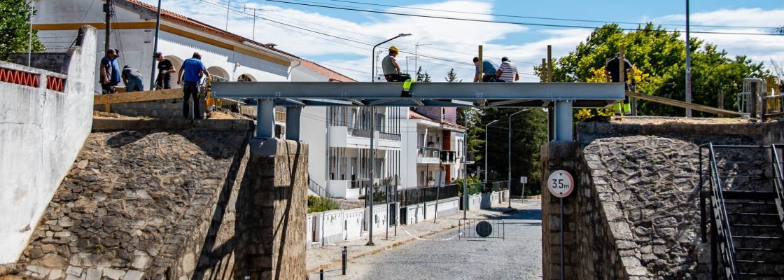 Reposição da Ponte de Ferro da Ecopista OBRA AVANÇA COM ESTRUTURA DE MADEIRA E RAMPEAMENTO