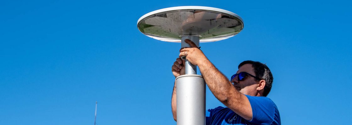 CÂMARA REFORÇA ILUMINAÇÃO PÚBLICA NA PRAÇA JOAQUIM ANTÓNIO DE AGUIAR