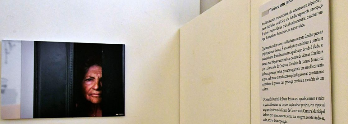 Exposição fotográfica alerta para o crime da violência contra idosos