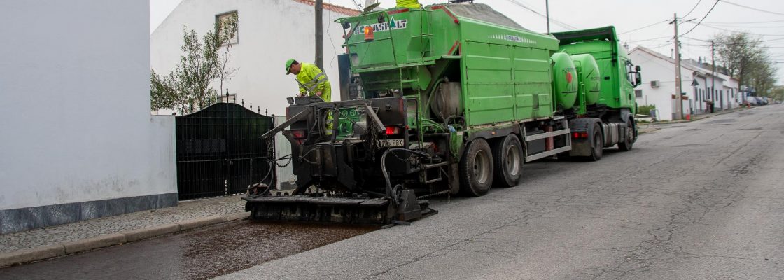 TRABALHOS DE REPARAÇÃO E REPAVIMENTAÇÃO DE VIAS PROSSEGUEM NA CIDADE