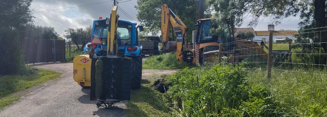 CÂMARA MUNICIPAL DE ÉVORA REFORÇA LIMPEZA DE BERMAS E VALETAS EM ESTRADAS MUNICIPAIS