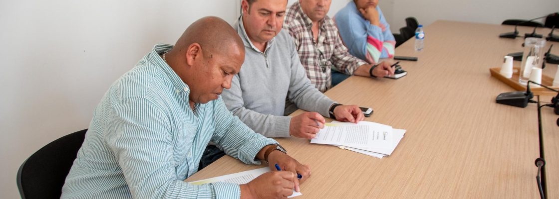 ASSINADO AUTO DE CONSIGNAÇÃO DA EMPREITADA PARA REABILITAÇÃO DE 4 EDIFÍCIOS (64 FOGOS) NA RU...