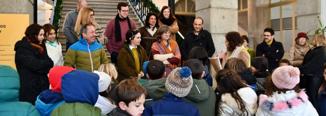 Alunos da EB 1 de S. Mamede vieram cantar as Janeiras aos Paços do Concelho